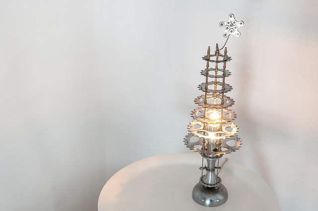 lampara hecha de partes recicladas de bicicleta